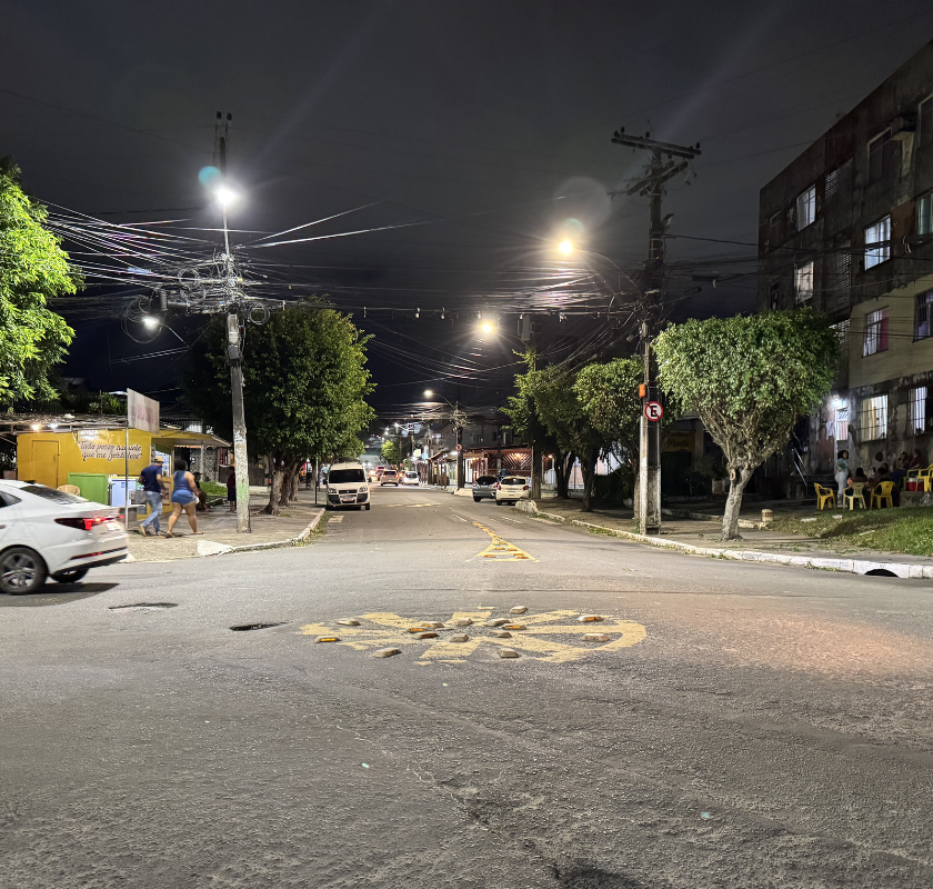 Rotatória do bairro Inocoop, em Camaçari, registrada durante a noite com vias iluminadas.