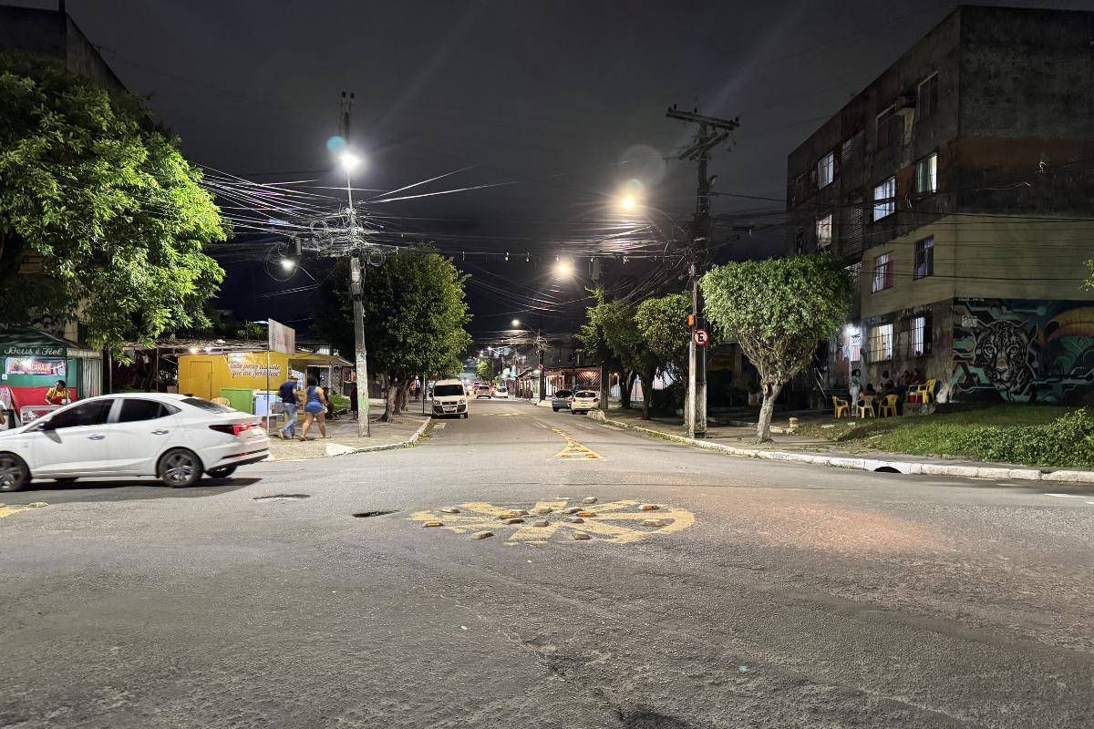 Rotatória do bairro Inocoop, em Camaçari, registrada durante a noite com vias iluminadas.