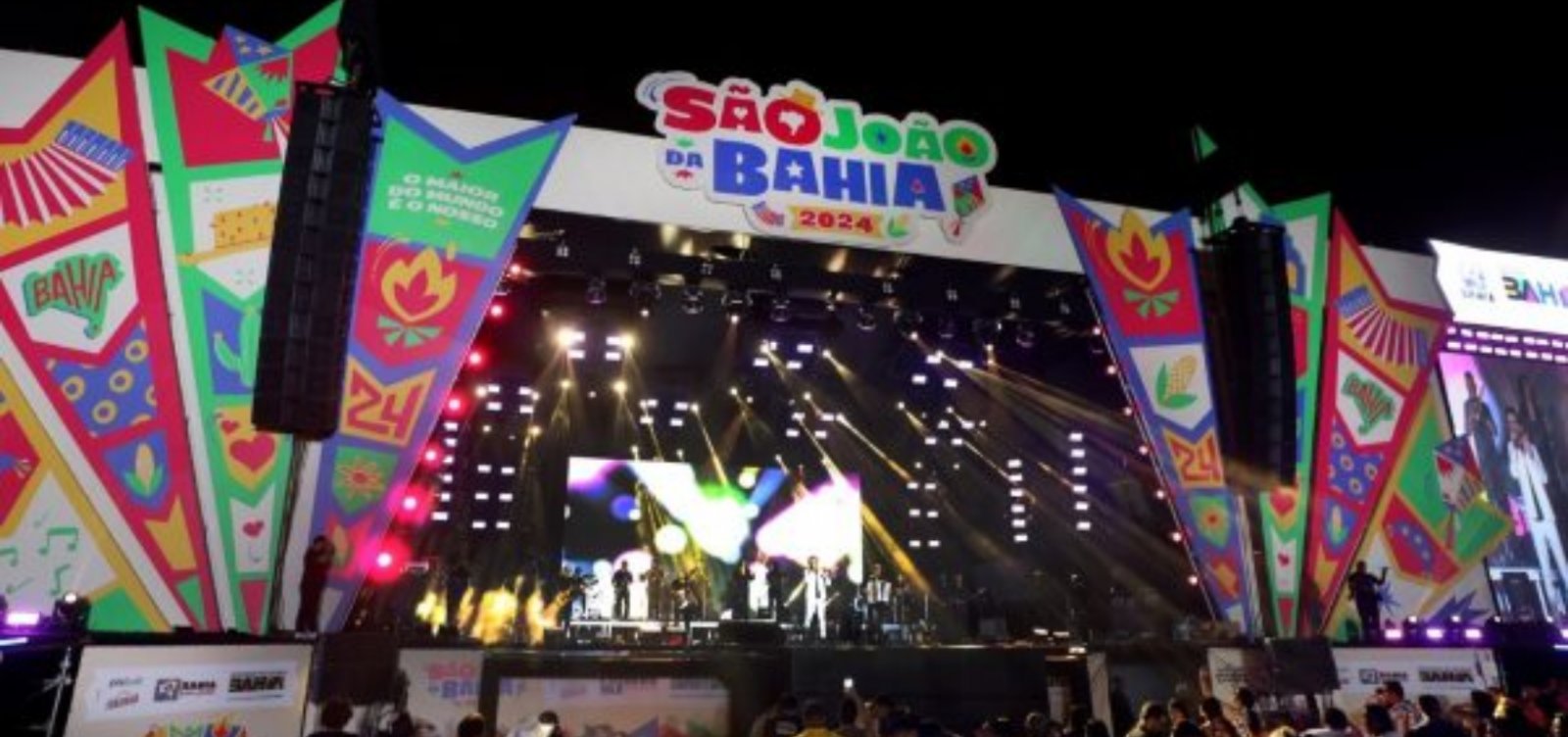 Palco do São João da Bahia 2024 em imagem relacionada a restrições à publicidade de bets em festas juninas.