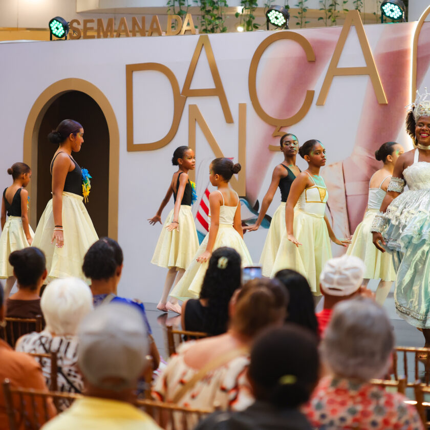 Semana da Dança no Shopping Barra com crianças e adolescentes da comunidade em apresentação no palco