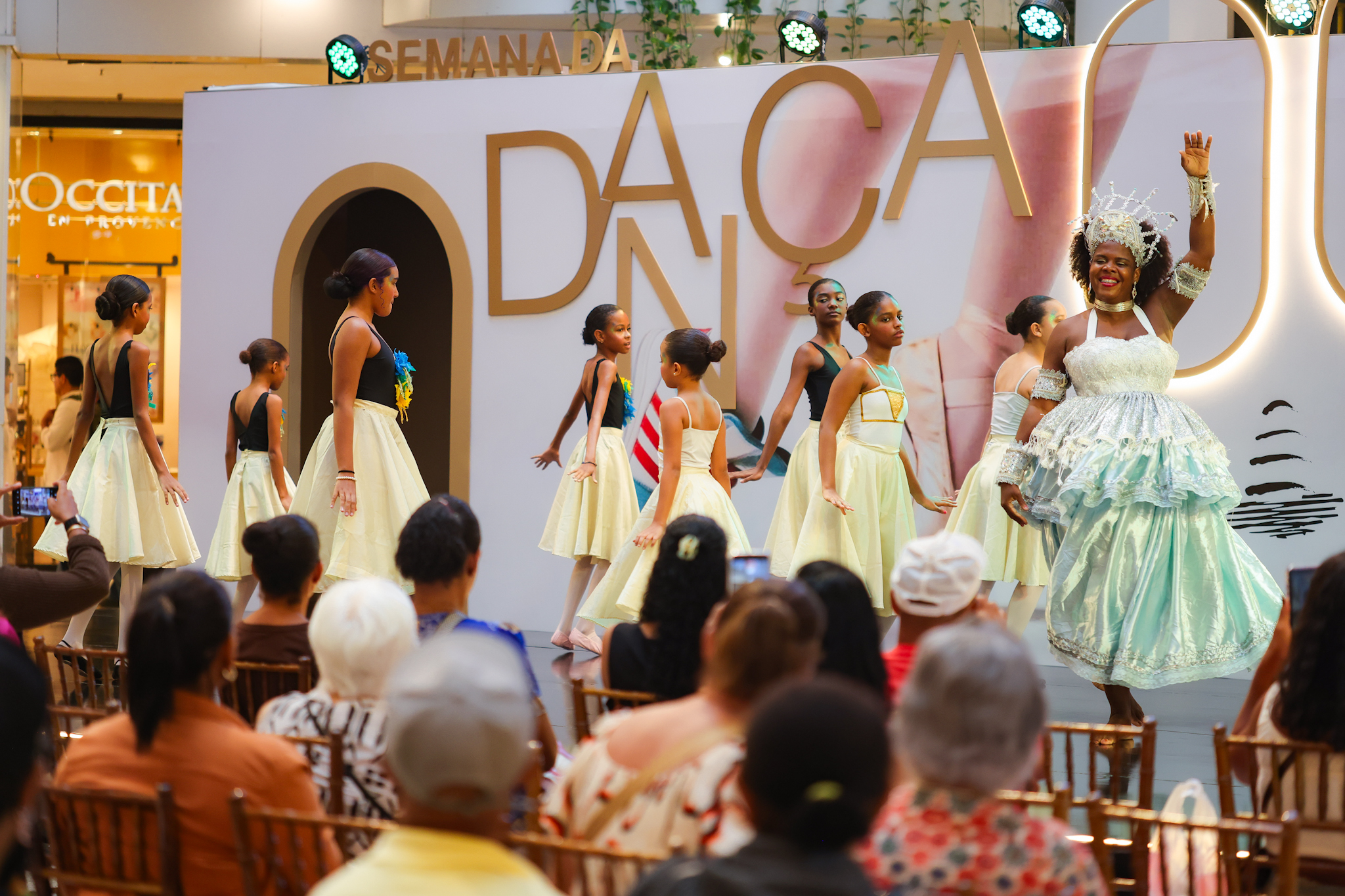 Semana da Dança no Shopping Barra com crianças e adolescentes da comunidade em apresentação no palco