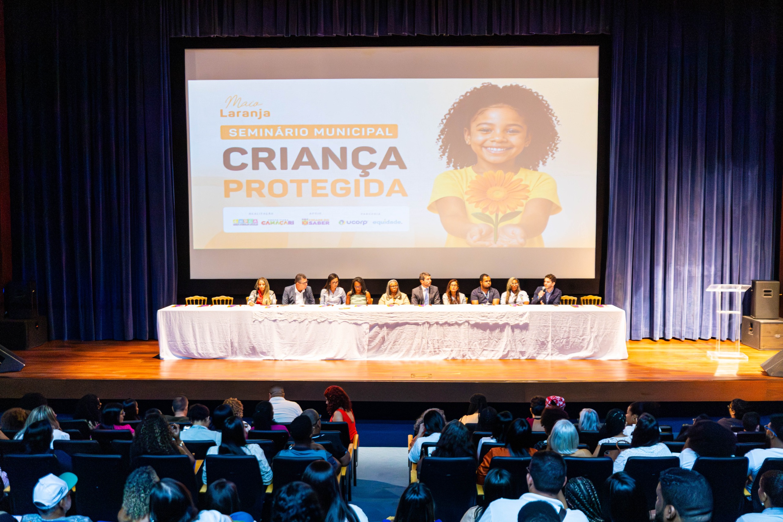 Público acompanha o Seminário Municipal Criança Protegida em auditório de Camaçari.