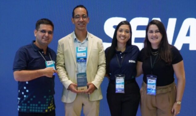 Representantes do SENAI Bahia e da Bracell durante homenagem na INDEX 2026, em Salvador.