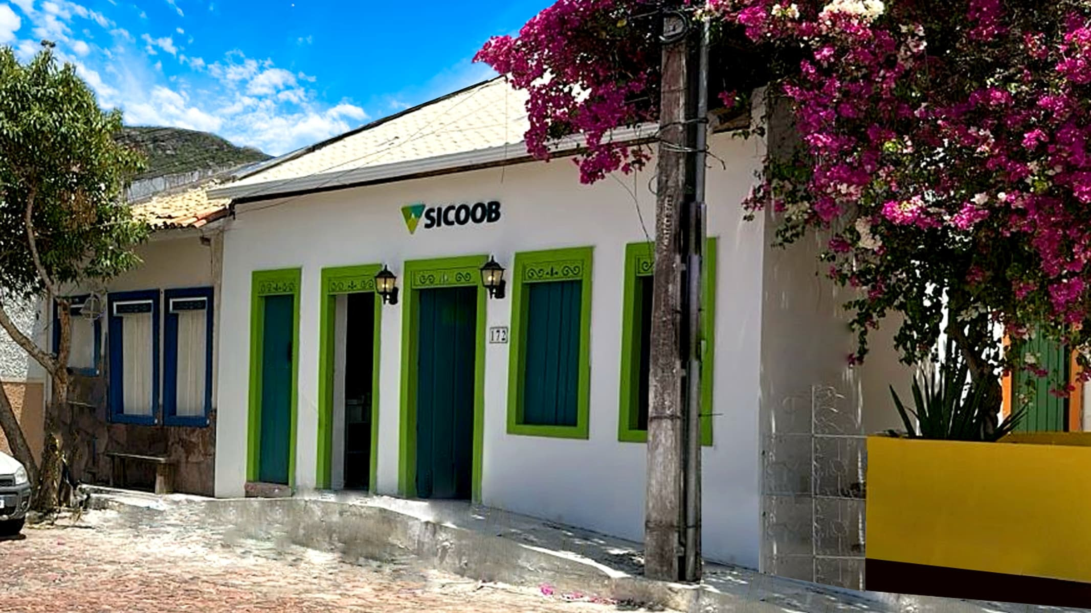 Unidade do Sicoob em imagem relacionada aos benefícios econômicos gerados aos cooperados da Bahia em 2025.