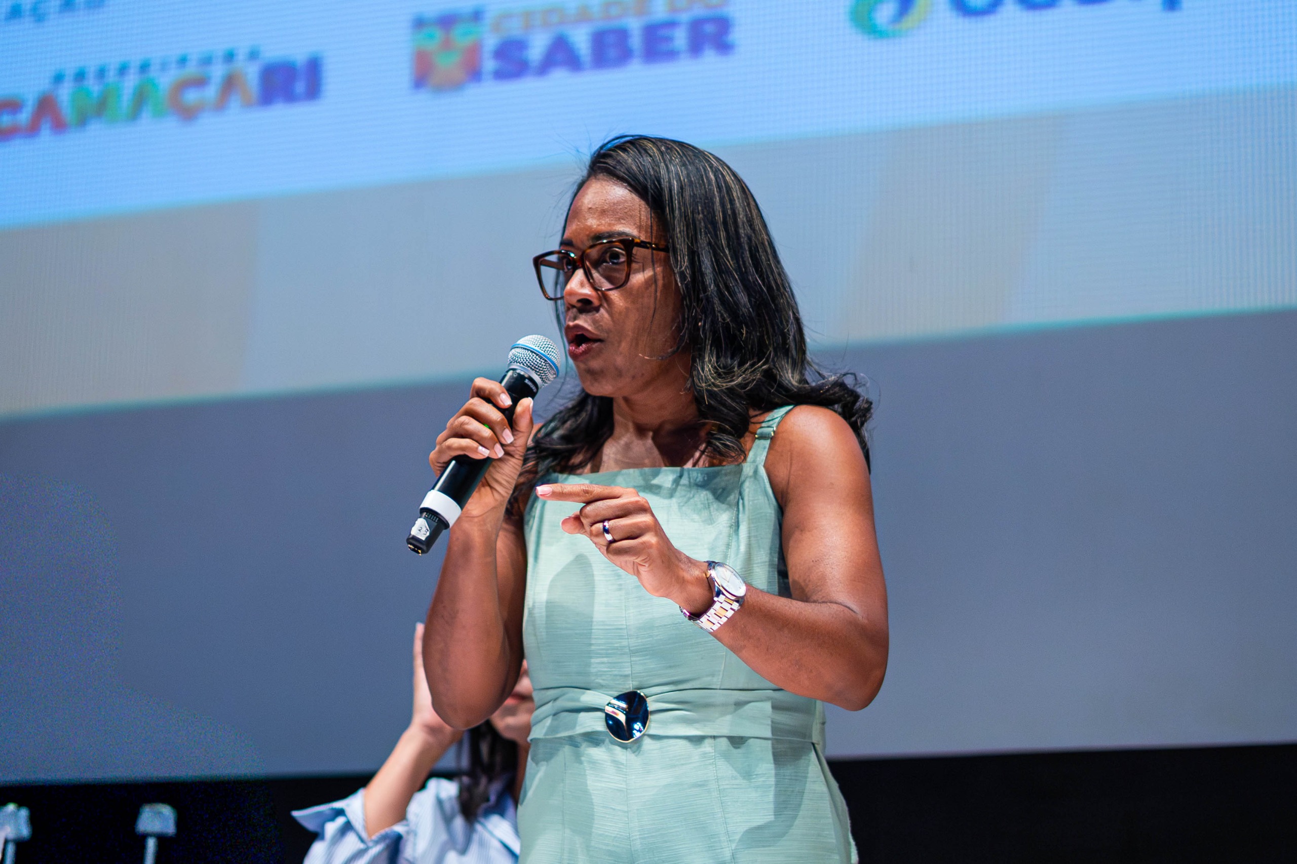 Vice-prefeita Pastora Déa Santos fala no palco durante evento em Camaçari.