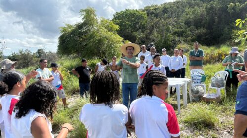 Estudantes e equipes municipais participam de ação ambiental nas Dunas de Jauá, em Camaçari, durante o EcoJunho 2026