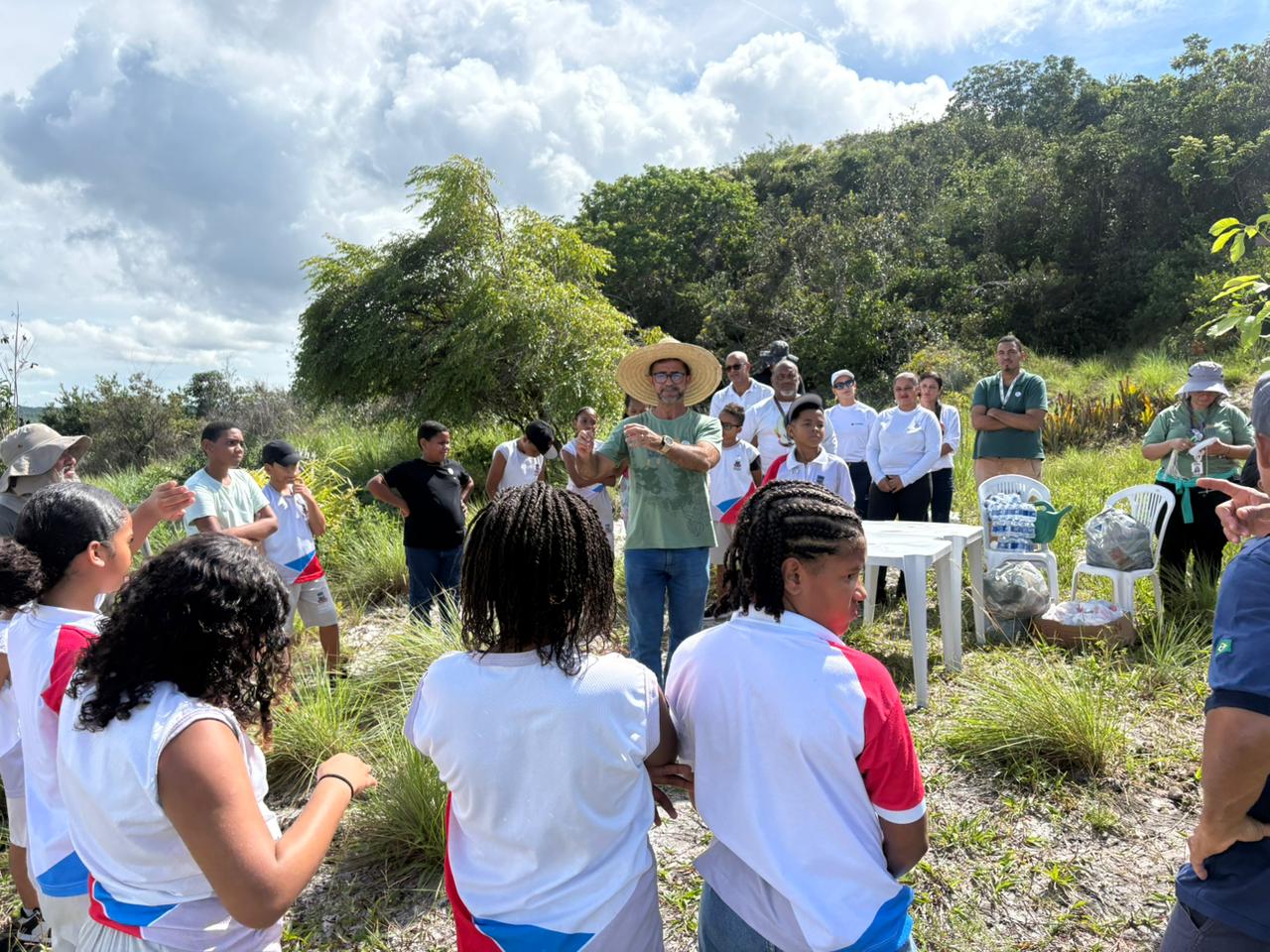Estudantes e equipes municipais participam de ação ambiental nas Dunas de Jauá, em Camaçari, durante o EcoJunho 2026