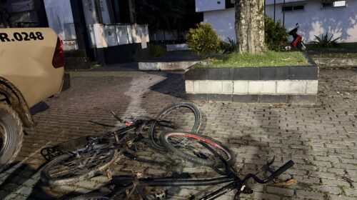 Bicicletas dos adolescentes apreendidos pela PM após resgate de jovem na Rua Mirassol, em Camaçari