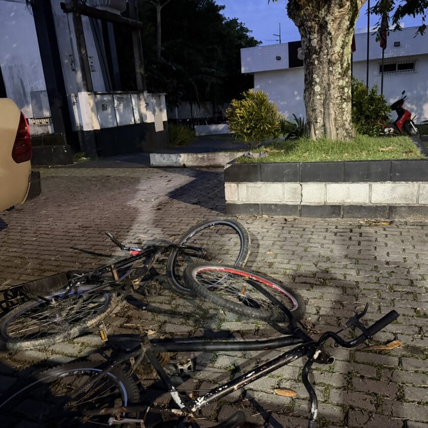 Bicicletas dos adolescentes apreendidos pela PM após resgate de jovem na Rua Mirassol, em Camaçari