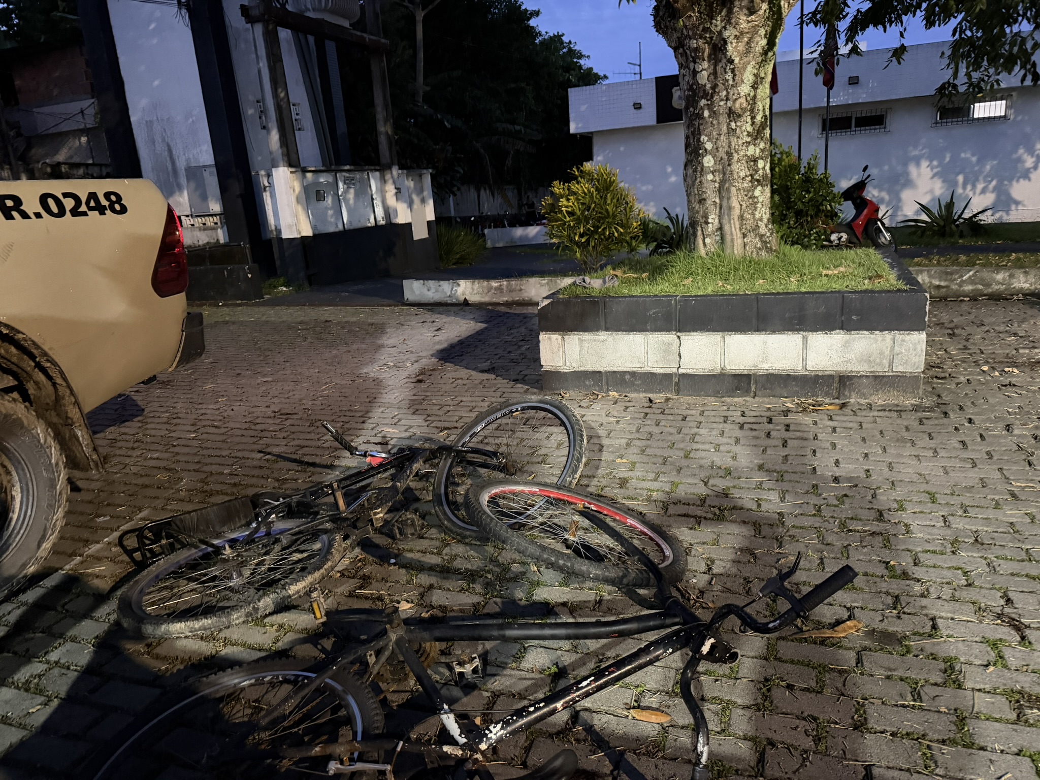 Bicicletas dos adolescentes apreendidos pela PM após resgate de jovem na Rua Mirassol, em Camaçari