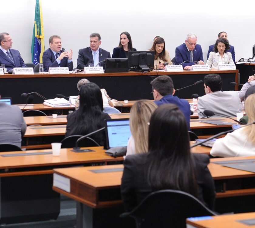 Reunião da CCJ da Câmara durante discussão sobre a PEC da maioridade penal