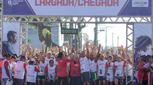 Participantes reunidos na largada da Corrida 2 de Julho em Camaçari, evento promovido pela Secretaria de Esporte, Lazer e Juventude (Sejuv).
