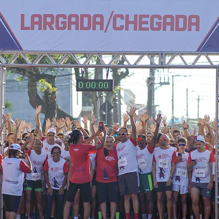 Participantes reunidos na largada da Corrida 2 de Julho em Camaçari, evento promovido pela Secretaria de Esporte, Lazer e Juventude (Sejuv).