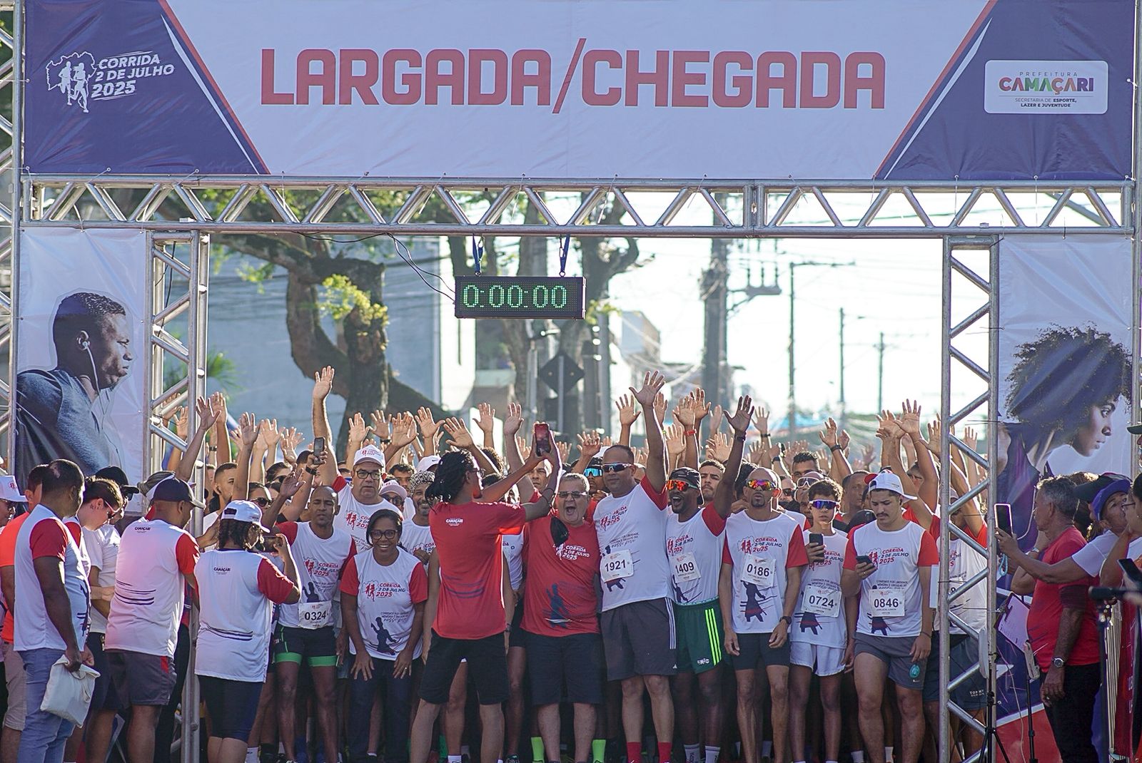 Participantes reunidos na largada da Corrida 2 de Julho em Camaçari, evento promovido pela Secretaria de Esporte, Lazer e Juventude (Sejuv).