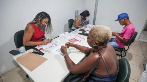 Credenciamento de comerciantes para o Camaforró 2026 em Camaçari, com atendimento e preenchimento de documentos na Secretaria dos Serviços Públicos