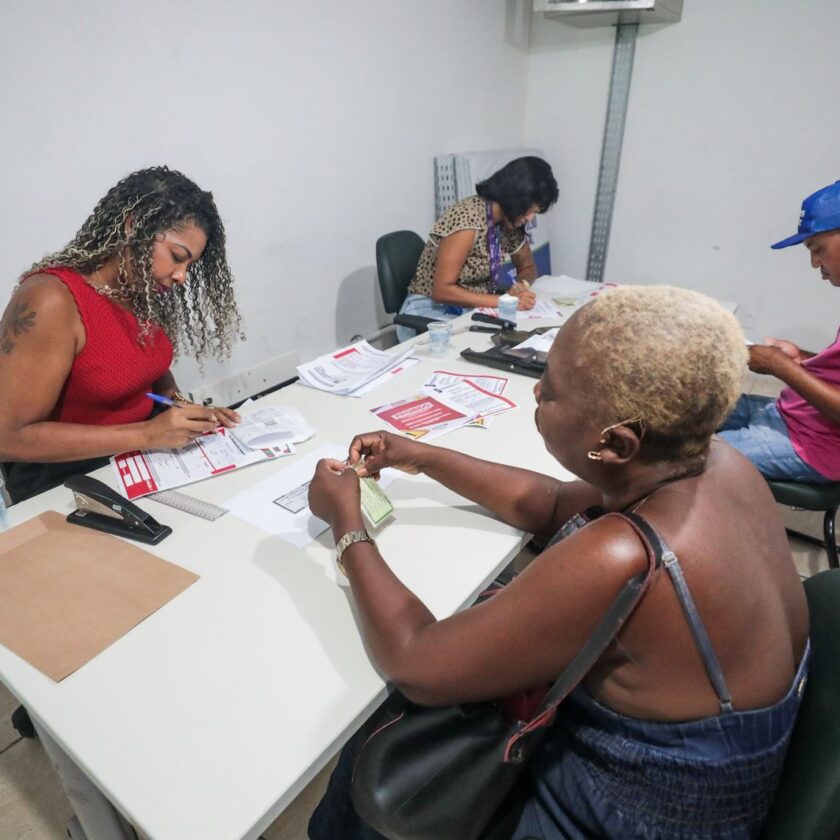 Credenciamento de comerciantes para o Camaforró 2026 em Camaçari, com atendimento e preenchimento de documentos na Secretaria dos Serviços Públicos