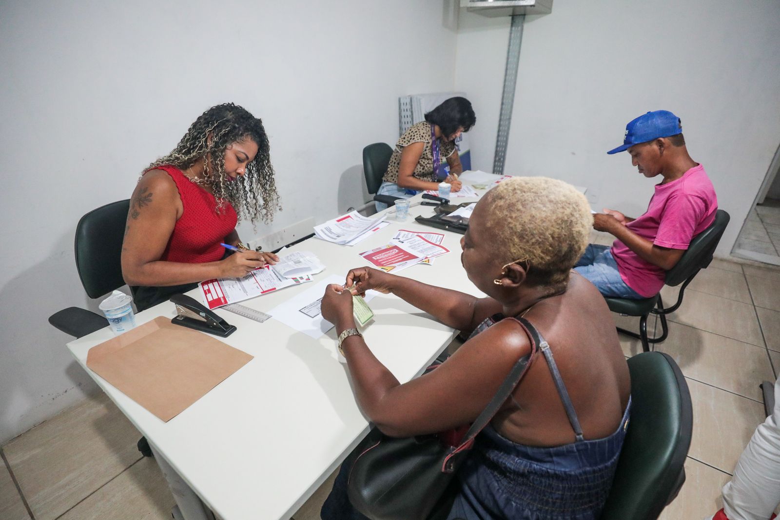 Credenciamento de comerciantes para o Camaforró 2026 em Camaçari, com atendimento e preenchimento de documentos na Secretaria dos Serviços Públicos