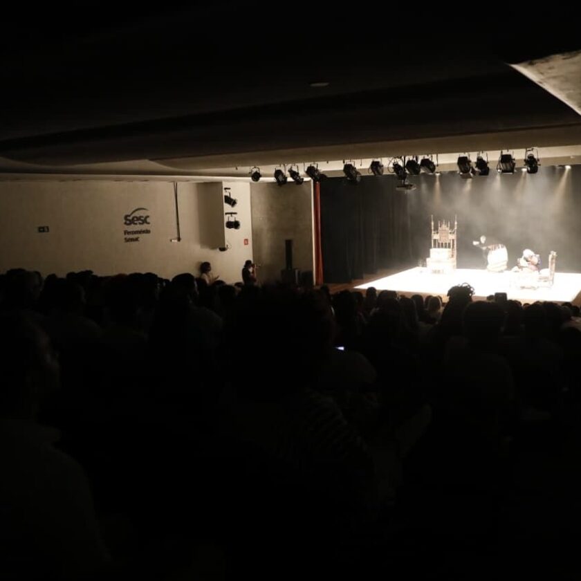 Estudantes do CEEP Isaías Alves assistem à montagem Pariré no Teatro Sesc Pelourinho, em Salvador, pelo projeto Circula Cena.