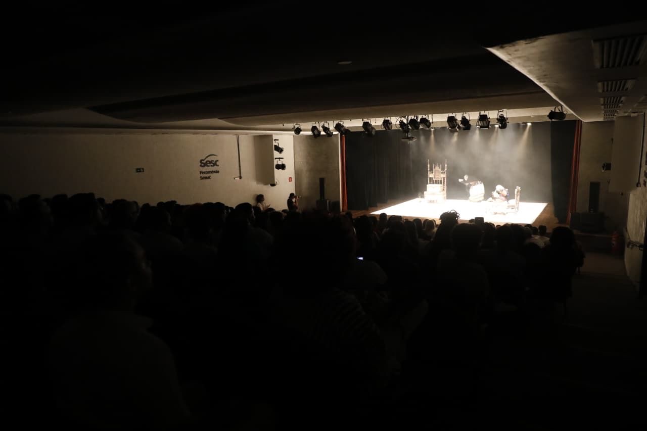 Estudantes do CEEP Isaías Alves assistem à montagem Pariré no Teatro Sesc Pelourinho, em Salvador, pelo projeto Circula Cena.