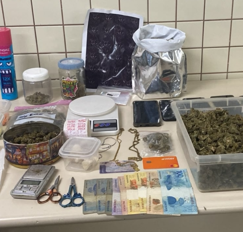 Materiais apreendidos em laboratório clandestino de drogas desarticulado pela CIPE-Polo em Vila de Abrantes, em Camaçari