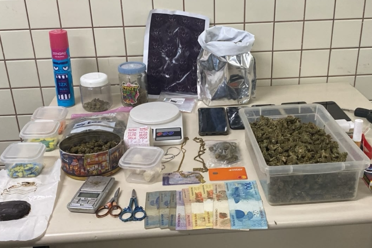 Materiais apreendidos em laboratório clandestino de drogas desarticulado pela CIPE-Polo em Vila de Abrantes, em Camaçari