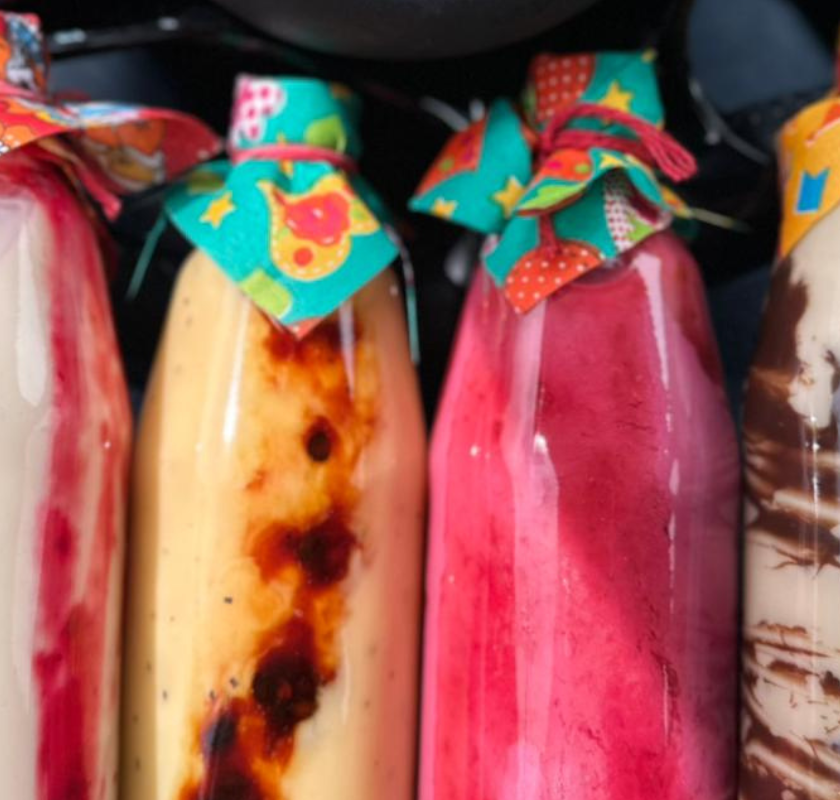Garrafas de licor cremoso em diferentes sabores disponíveis para delivery em Camaçari