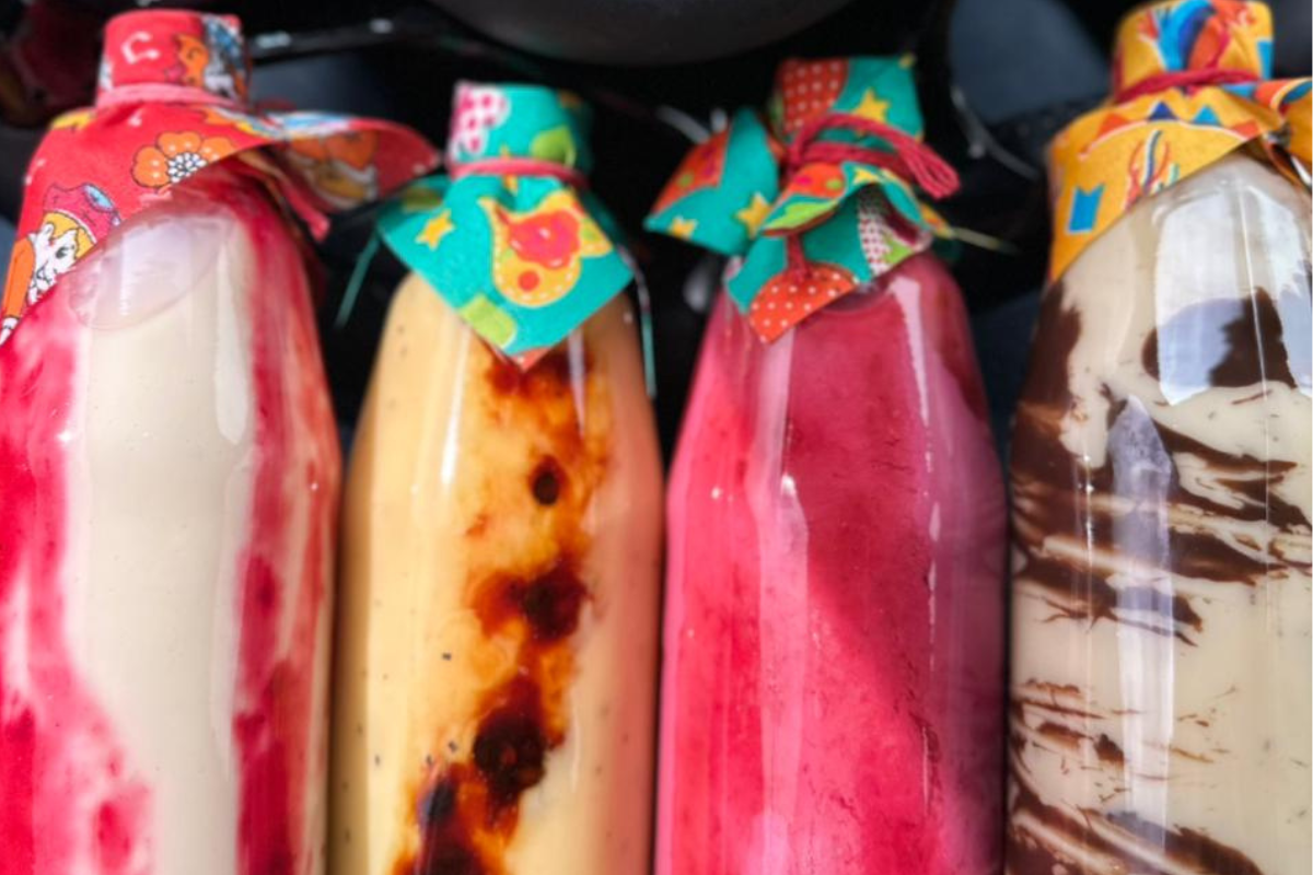 Garrafas de licor cremoso em diferentes sabores disponíveis para delivery em Camaçari