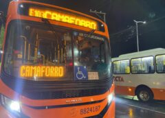 Ônibus do transporte público de Camaçari aparece à noite com letreiro luminoso indicando embarque negado.