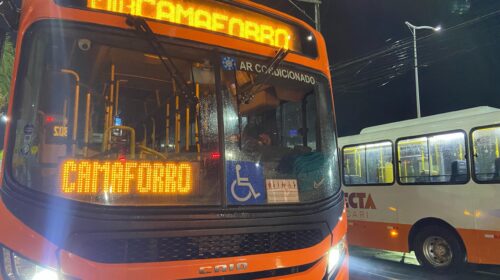 Ônibus do transporte público de Camaçari aparece à noite com letreiro luminoso indicando embarque negado.