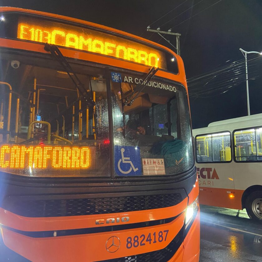 Ônibus do transporte público de Camaçari aparece à noite com letreiro luminoso indicando embarque negado.