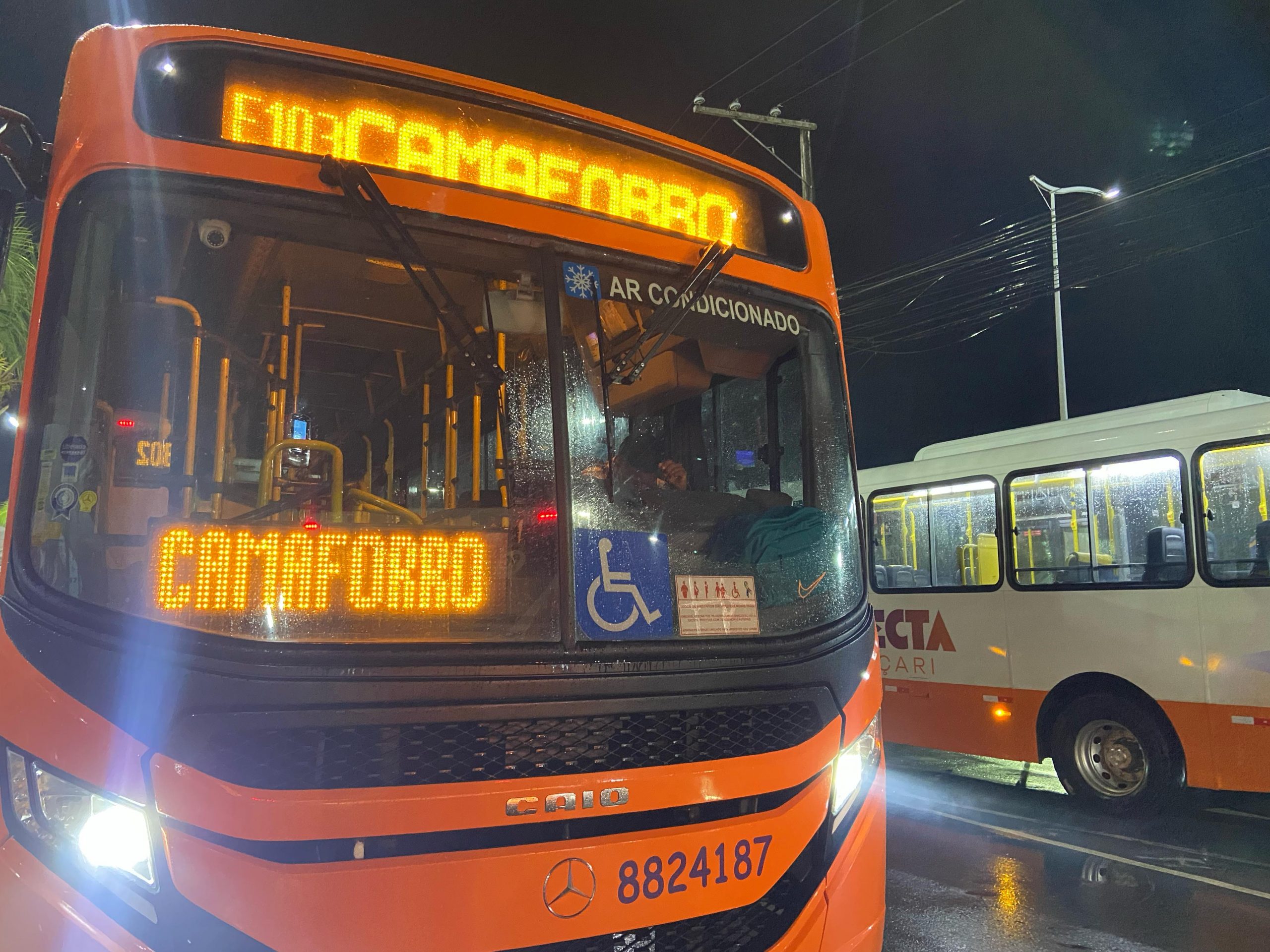 Ônibus do transporte público de Camaçari aparece à noite com letreiro luminoso indicando embarque negado.