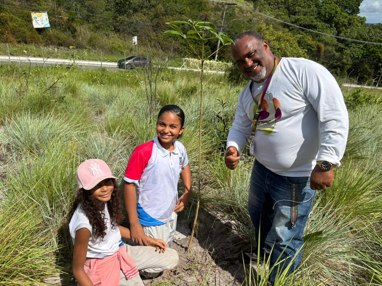 Estudantes e técnico participam do plantio de mudas nativas nas Dunas de Jauá, em Camaçari, durante ação do EcoJunho 2026