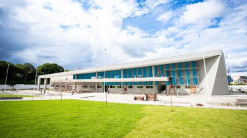 Fachada da Policlínica Regional de Saúde de Camaçari em fase final de obras