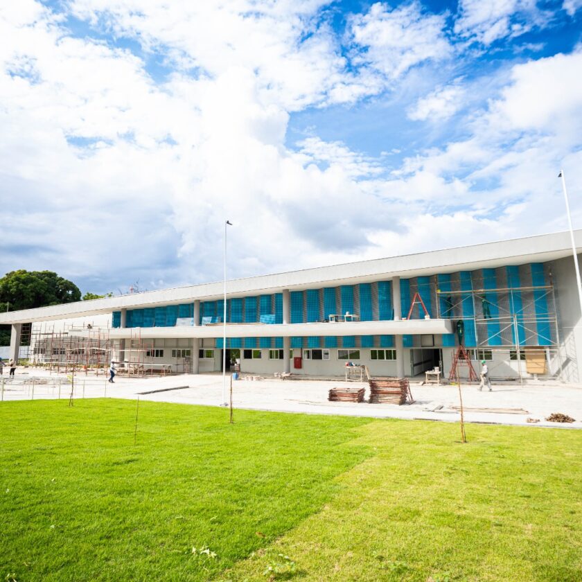 Fachada da Policlínica Regional de Saúde de Camaçari em fase final de obras