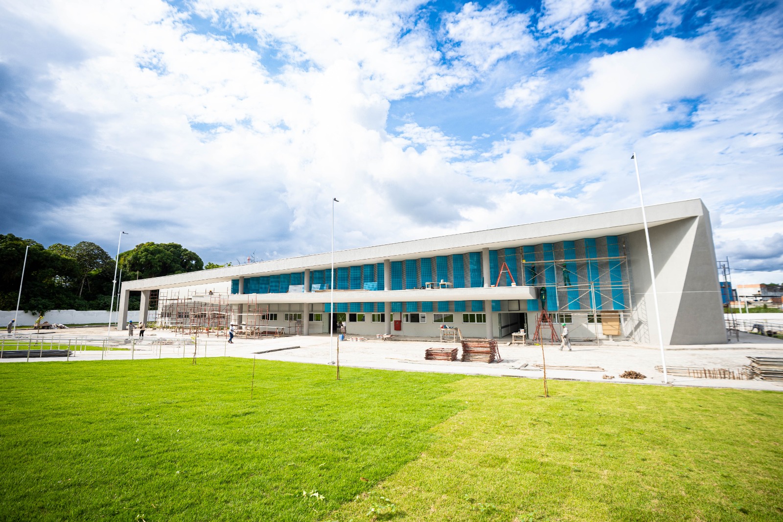Fachada da Policlínica Regional de Saúde de Camaçari em fase final de obras