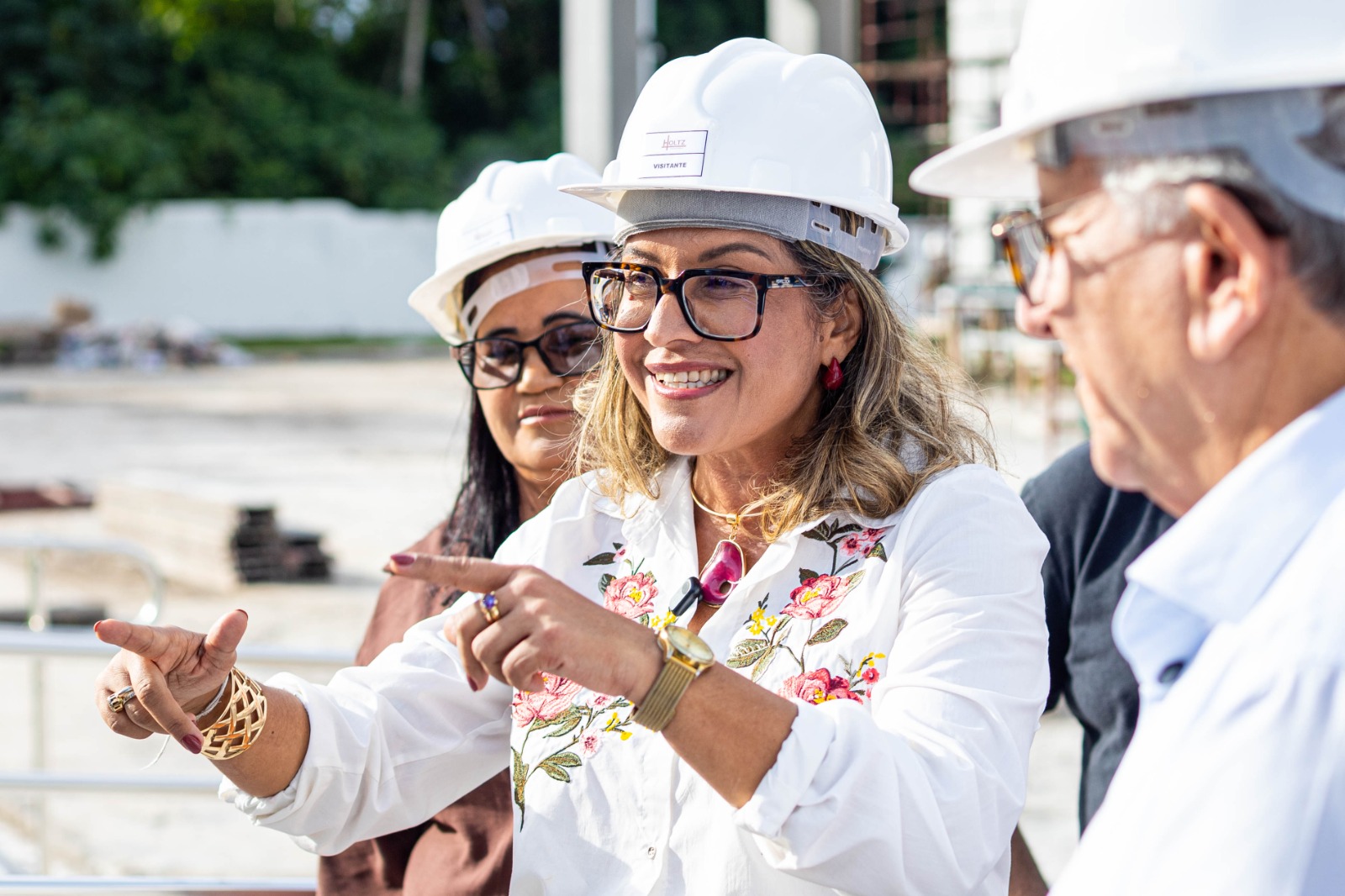 Secretária de Saúde, Rosangela Almeida, acompanha visita técnica às obras da Policlínica Regional de Saúde de Camaçari