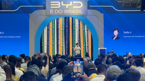 Evento da BYD no Brasil com apresentação sobre a empresa durante anúncio relacionado ao processo seletivo BYD SENAI em Camaçari