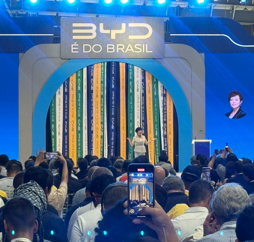Evento da BYD no Brasil com apresentação sobre a empresa durante anúncio relacionado ao processo seletivo BYD SENAI em Camaçari
