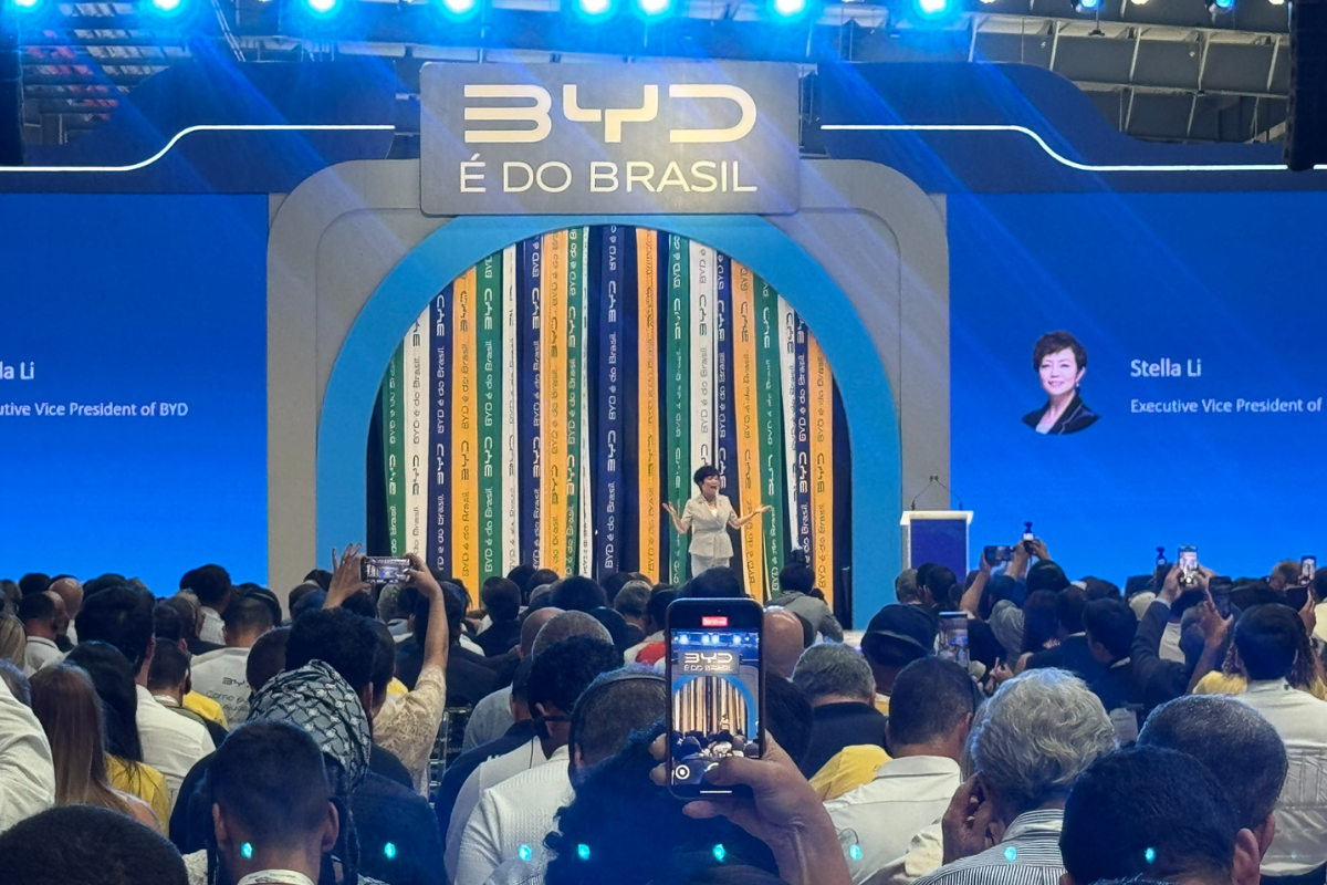 Evento da BYD no Brasil com apresentação sobre a empresa durante anúncio relacionado ao processo seletivo BYD SENAI em Camaçari