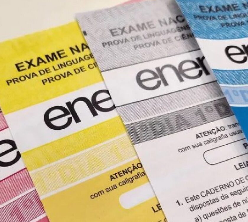 Cadernos de prova do Enem em imagem sobre a prorrogação do prazo de inscrição para o Enem 2026
