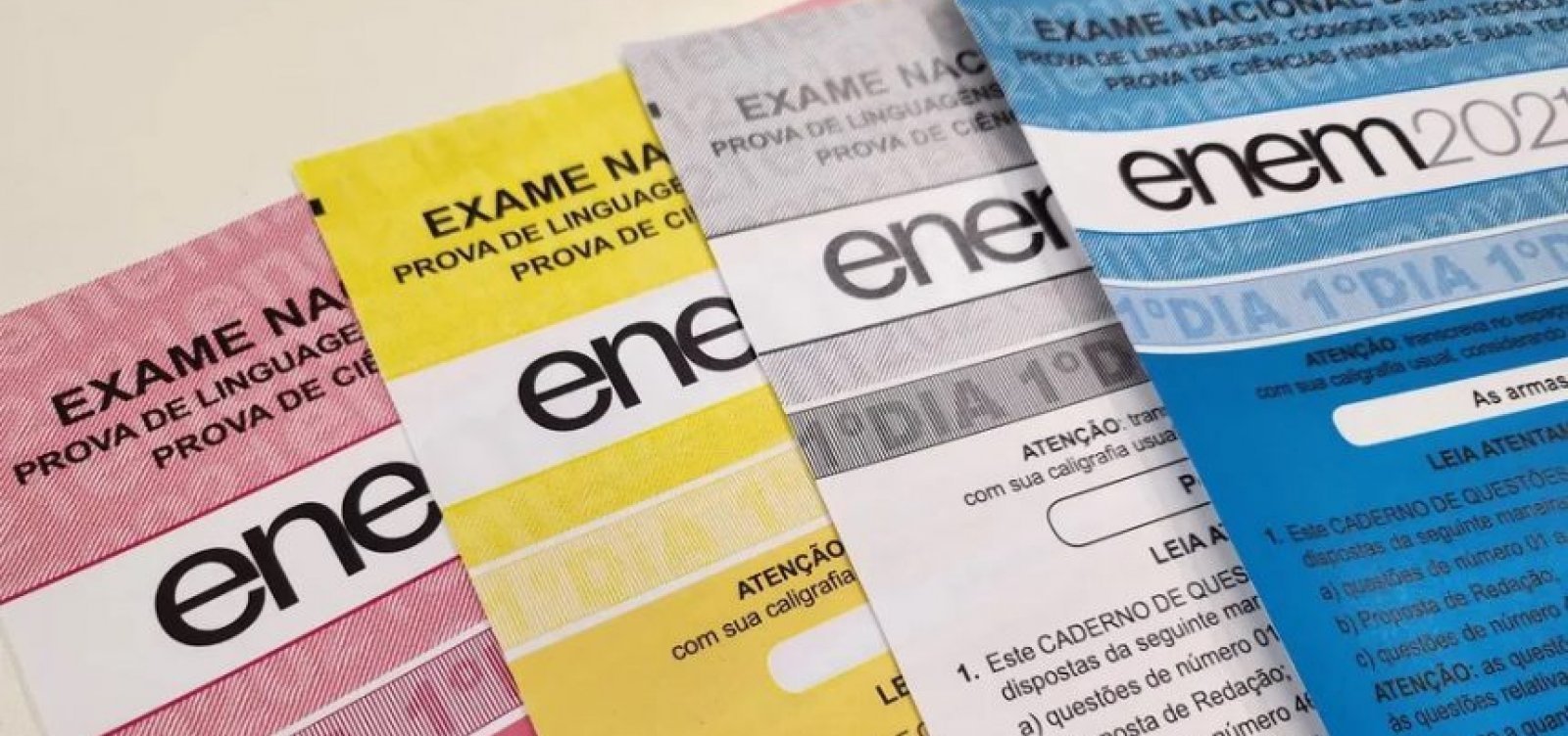 Cadernos de prova do Enem em imagem sobre a prorrogação do prazo de inscrição para o Enem 2026