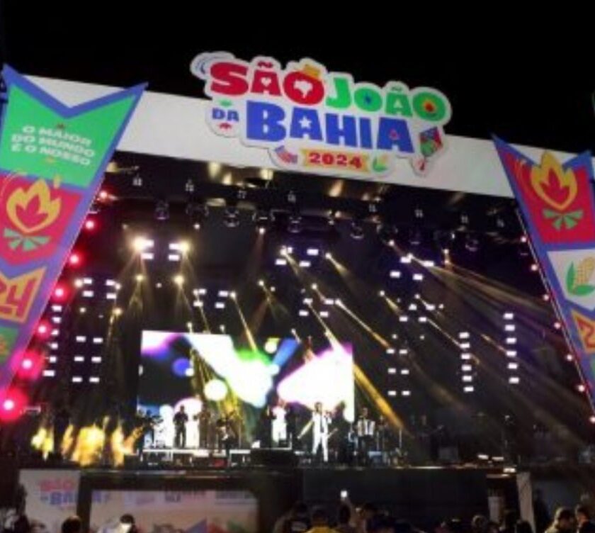 Palco do São João da Bahia durante festejos juninos, tema de matéria sobre redução de cachês de artistas em 2026