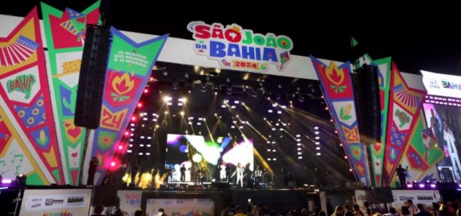 Palco do São João da Bahia durante festejos juninos, tema de matéria sobre redução de cachês de artistas em 2026