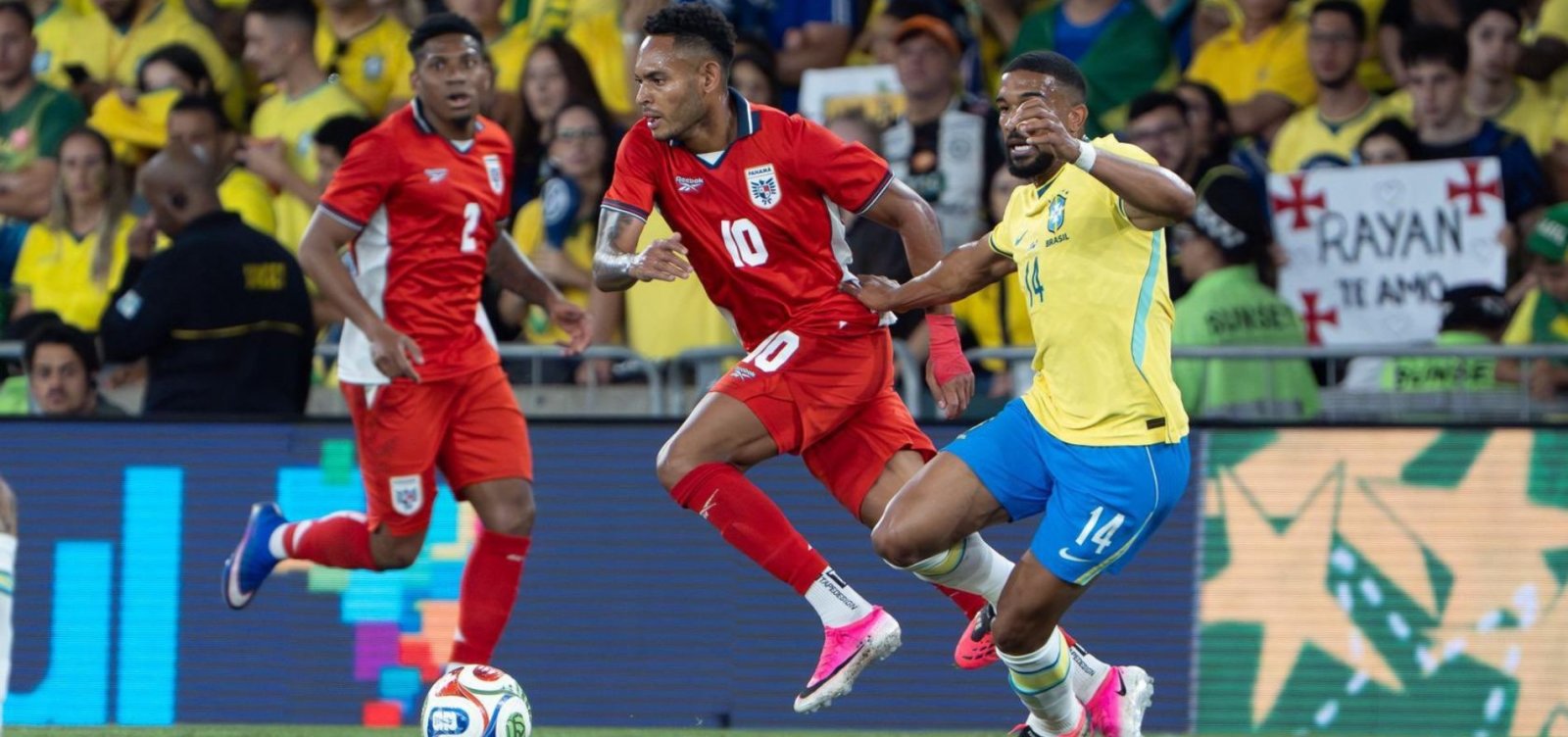Seleção Brasileira disputa lance contra o Panamá em amistoso no Maracanã antes da preparação para a Copa do Mundo de 2026