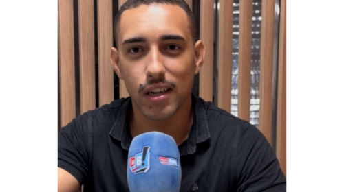 Soldado Neres, um dos organizadores do Corridão do Juca em Camaçari, fala durante entrevista jornalística