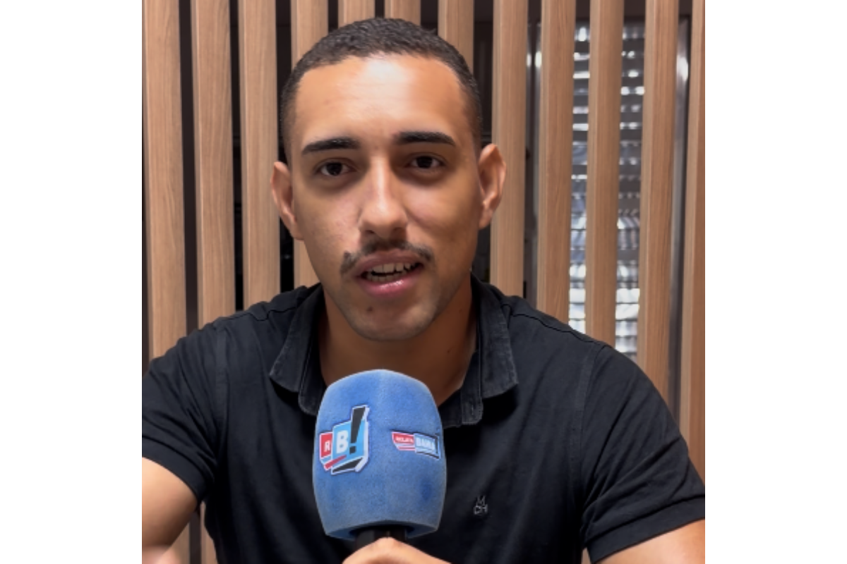 Soldado Neres, um dos organizadores do Corridão do Juca em Camaçari, fala durante entrevista jornalística
