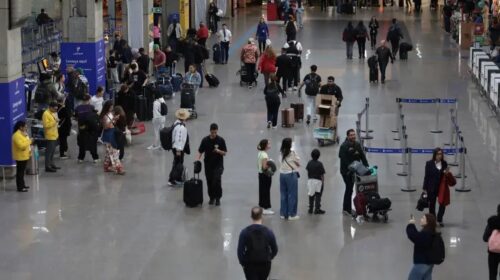 Movimentação de passageiros em aeroporto durante crescimento do turismo em Salvador