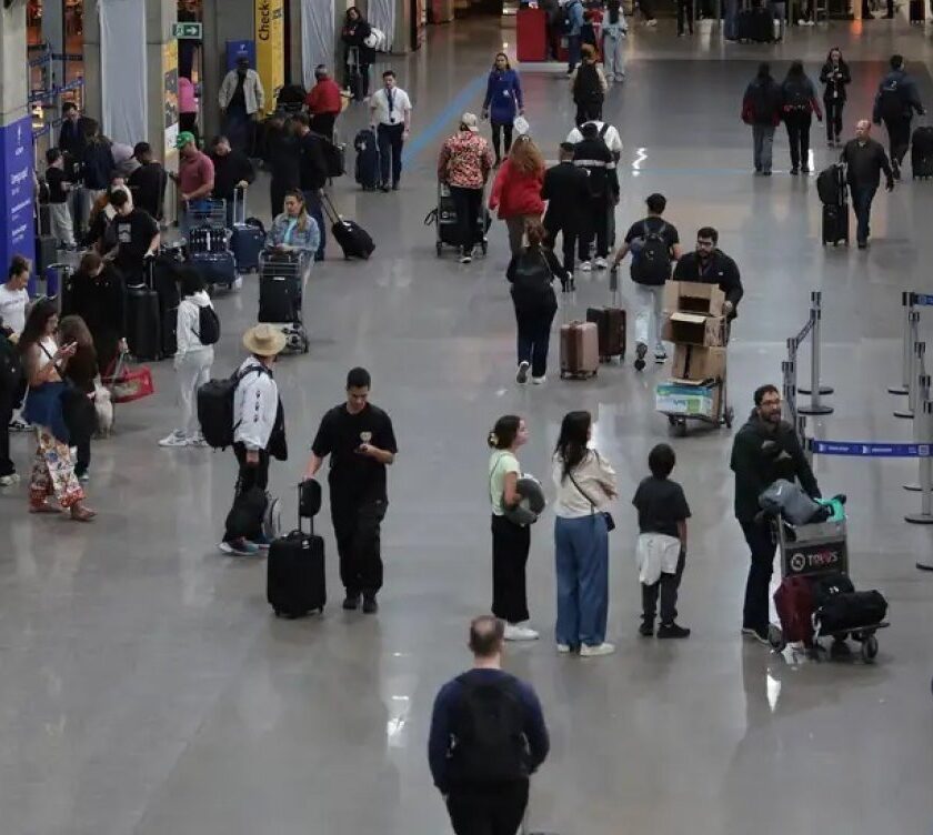 Movimentação de passageiros em aeroporto durante crescimento do turismo em Salvador