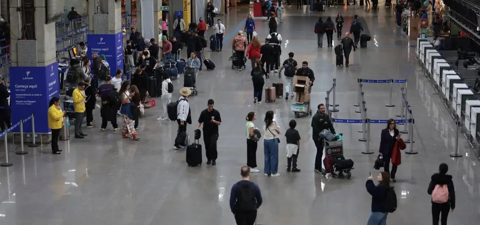 Movimentação de passageiros em aeroporto durante crescimento do turismo em Salvador