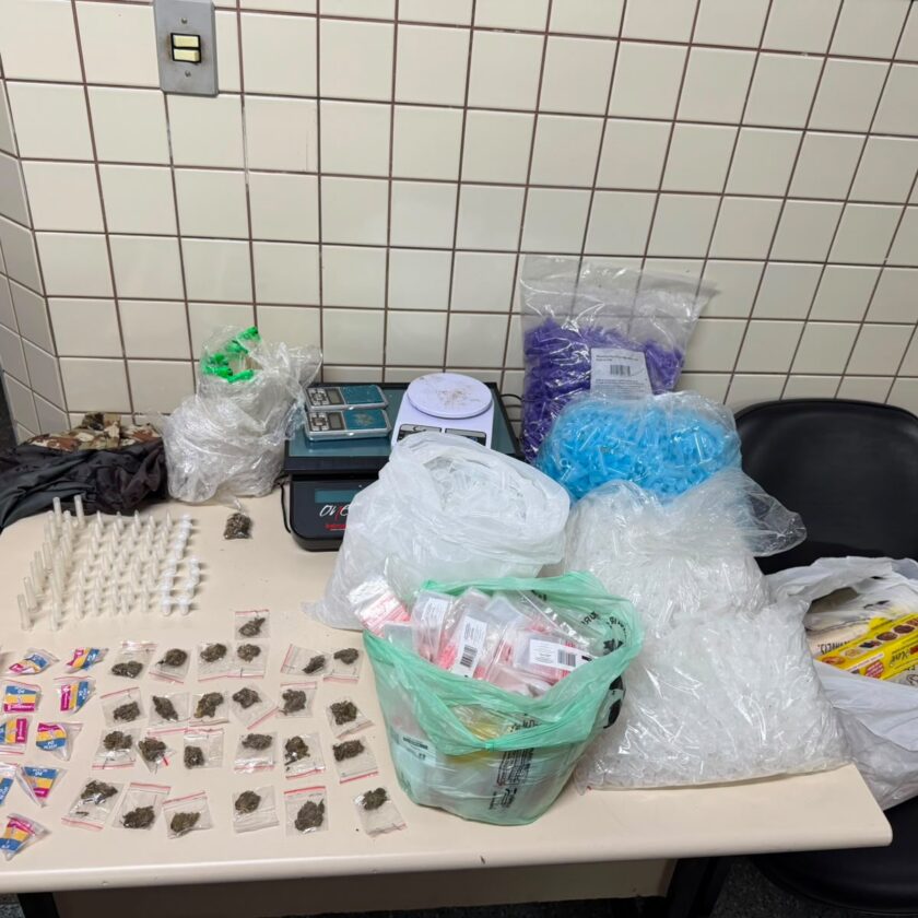 Drogas, balanças de precisão e materiais utilizados no tráfico apreendidos pela 59ª CIPM em Arembepe, distrito de Camaçari.